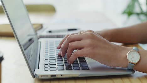 mujer trabajando en una computadora portátil