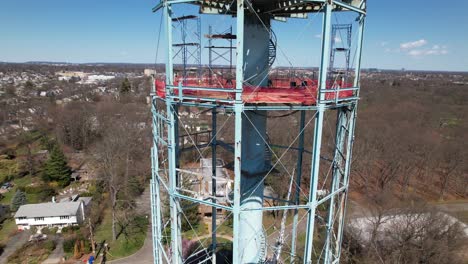 Una-Vista-Aérea-De-Una-Torre-De-Agua-Que-Se-Está-Desmantelando-En-Un-Día-Soleado-En-Long-Island,-Nueva-York