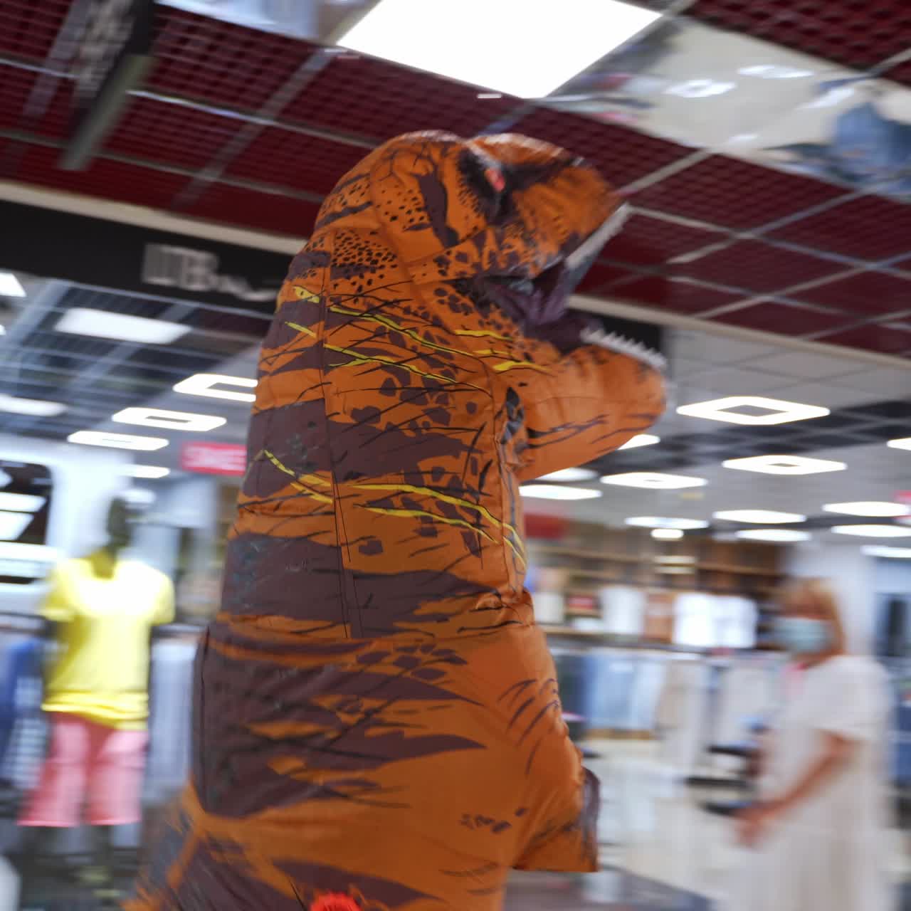 Persona divertente in costume da dinosauro. Stravagante costume da drago per Halloween all'insegna di uno stile di vita folle.