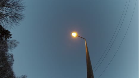 apagando las luces de la ciudad por la mañana, una sola lámpara debajo