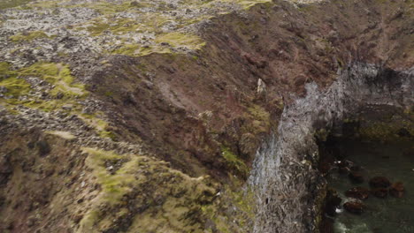 Acantilados-De-Roca-Volcánica-En-La-Costa-Del-Oeste-De-Islandia---Vista-Aérea