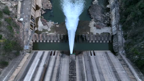 Toma-Aérea-De-Arriba-Hacia-Abajo-Del-Aliviadero-De-La-Presa,-Sequía,-Condiciones-De-Bajo-Nivel-De-Agua