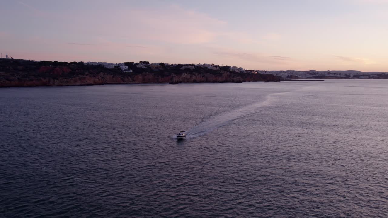 Onde dell'oceano sulla spiaggia di Praia dos Arrifes ad Albufeira