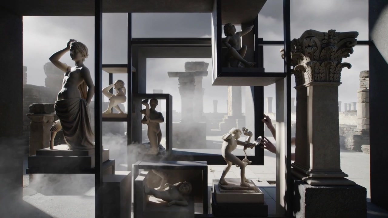 En mørkærmet hånd kommer ind fra højre og rækker ud mod en lille statue inde i et ødelagt gitter, tåget.
