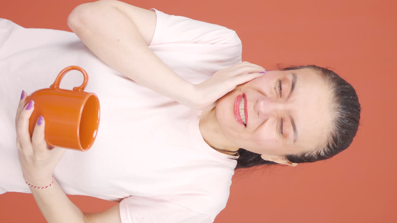 치아의 열 민감성의 수직 비디오.