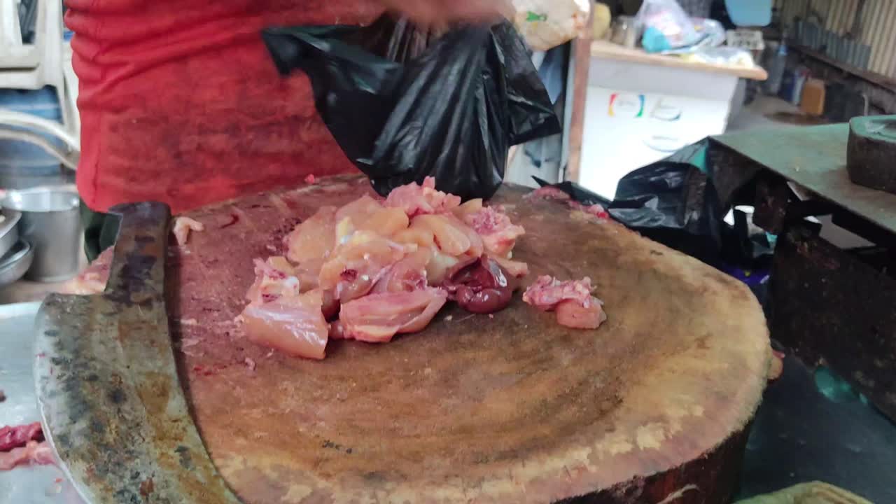 도살 ⁇ 은  ⁇  조각을 포일로 포장하고 있습니다.