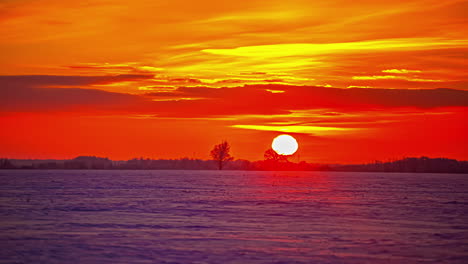 Glowing-bright-sunset-time-lapse-with-the-sun-descending-beyond-the-horizon