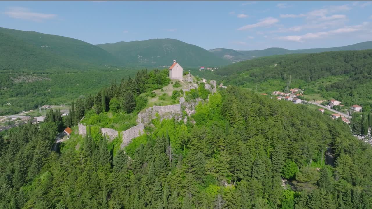 impresionante paisaje de la histórica fortaleza y la iglesia en la cima de la colina con vistas a la ciudad de sinj en el interior de dalmacia en el sur de croacia