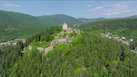 Atemberaubende-Aussicht-Auf-Die-Historische-Festung-Und-Kirche-Auf-Dem-Hügel-Mit-Blick-Auf-Die-Stadt-Sinj-Im-Hinterland-Dalmatiens-Im-Süden-Kroatiens