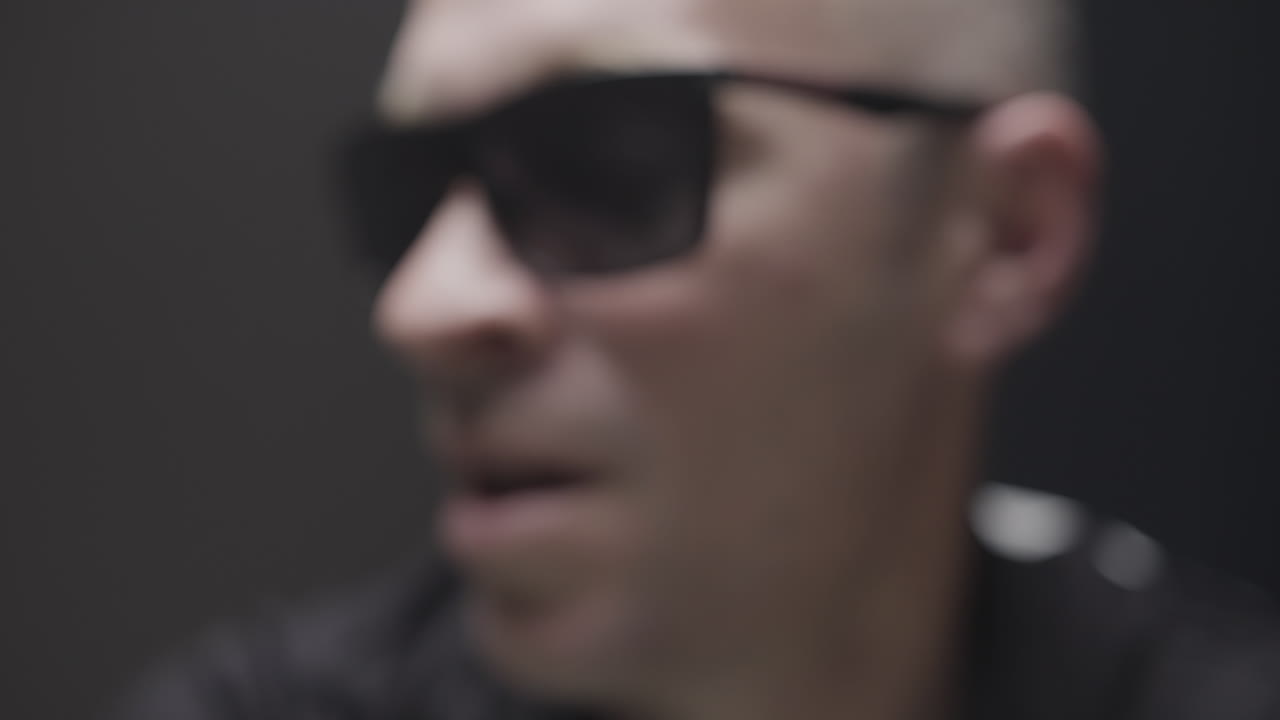 человек пьет выпивку.