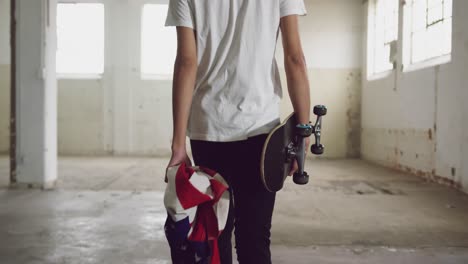 joven de moda en un almacén abandonado