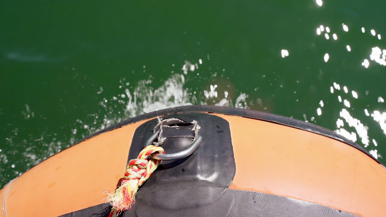 Ripresa aerea della prua di un motoscafo in movimento sul mare blu in una giornata estiva.