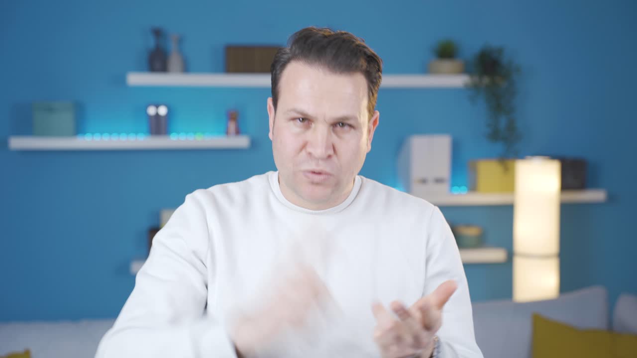 카메라를 바라보며 동기부여 연설을 하는 남자.