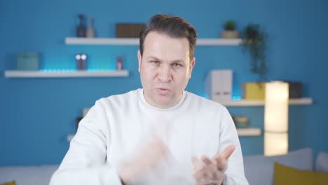 hombre dando un discurso motivacional mirando a la cámara.
