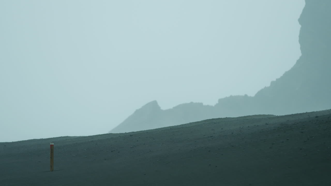 capelinhos, faial, azores의 트레일 마커 포스트를 지나는 비와 바람