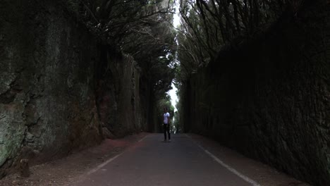 Camino-Viejo-Al-Pico-Del-Ingles,-Una-Persona-Con-Una-Camiseta-Blanca-Hace-Un-Baile-Corto