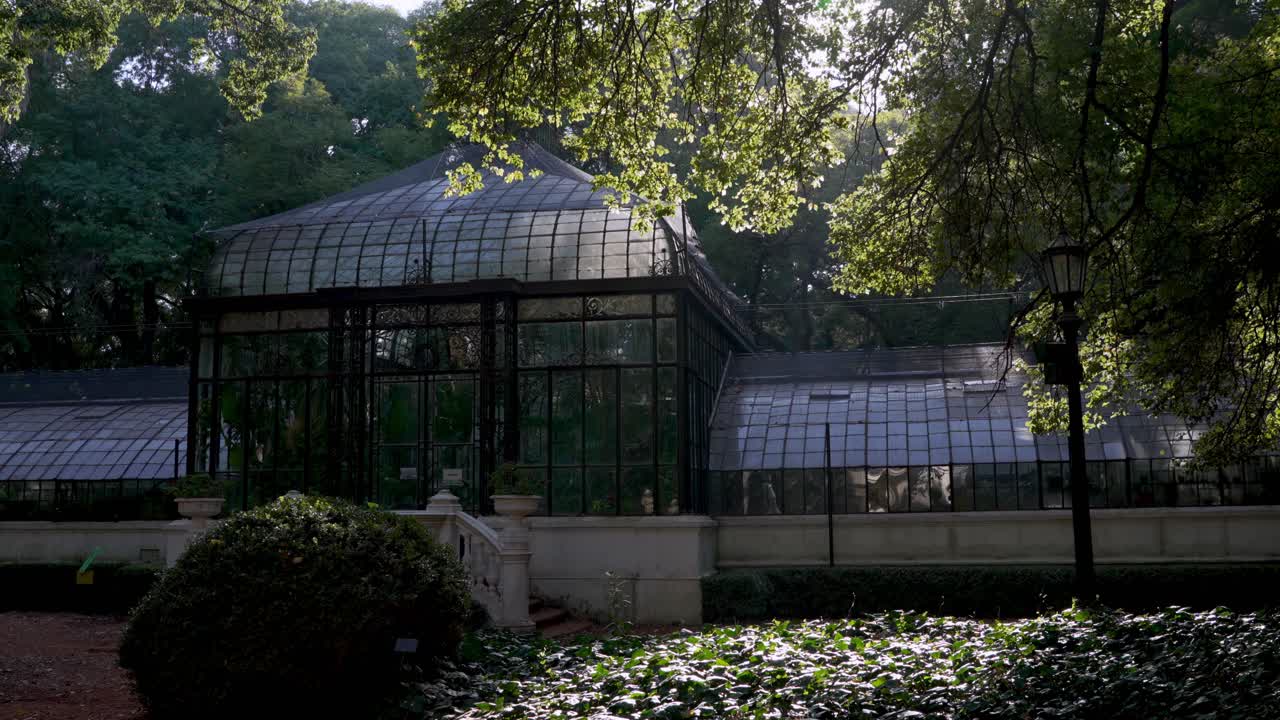 아르헨티나 부에노스 아이레스 시 식물원의 금속 및 유리 온실 외관