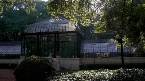 fachada de invernadero de metal y vidrio del jardín botánico de la ciudad de buenos aires, argentina