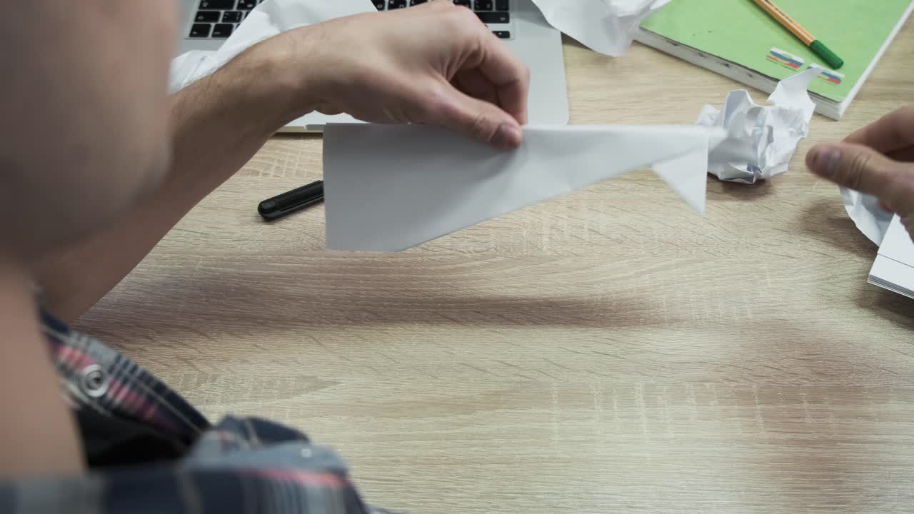 오리가미와 그림을 그리는 학생