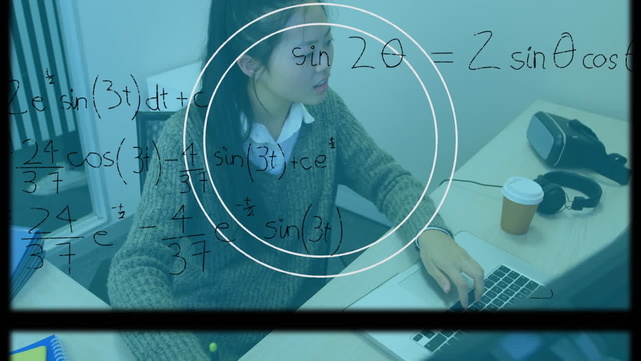 animación de fórmulas matemáticas sobre una mujer de negocios usando computadora