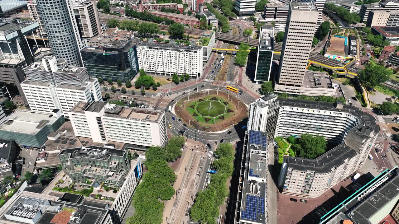 드론은 네덜란드 로테르담 시내 중심부에 있는 비는 둥근 교차로를 돌고 있다.