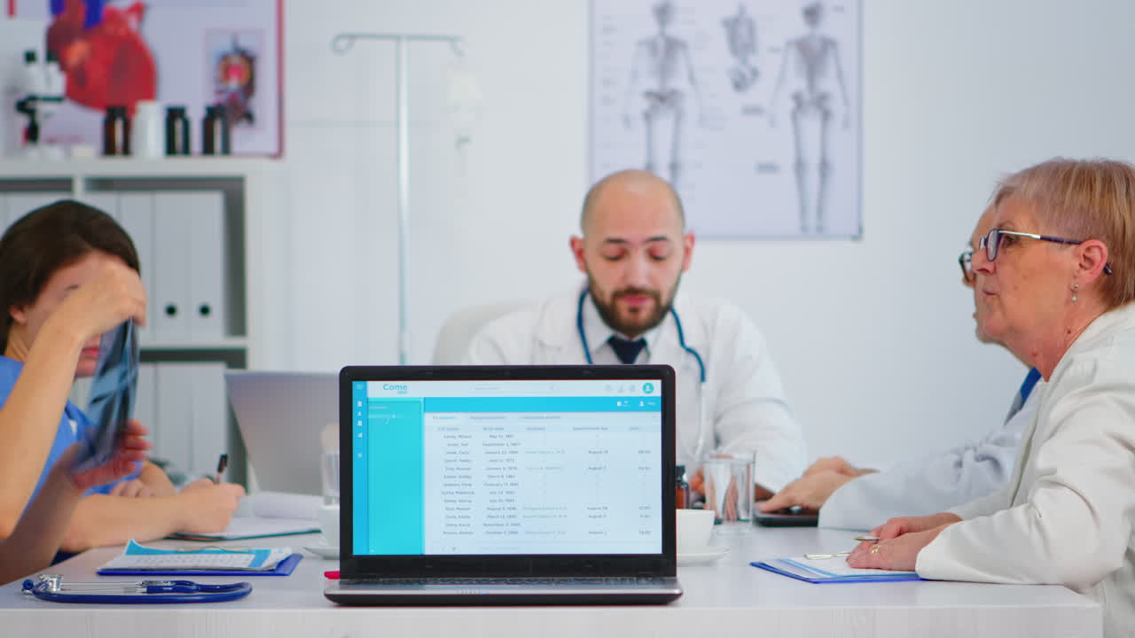 grupo de médicos haciendo una lluvia de ideas sentados en el escritorio en la oficina de la reunión del hospital