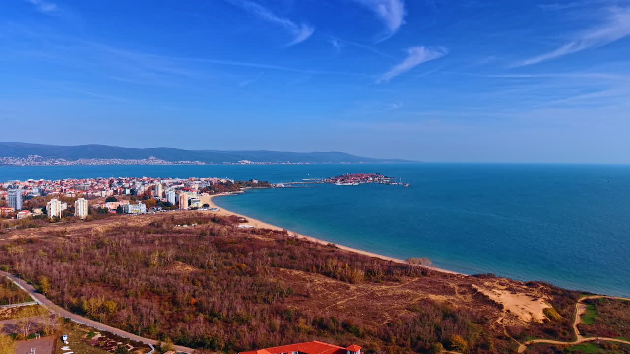 Paesaggio della città sulla costa del Mar Nero. Nessebar, Bulgaria, con montagne nebbiose sullo sfondo