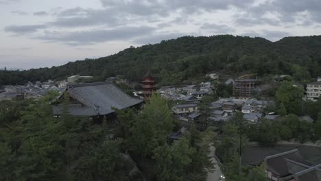 una foto de un dron de la pagoda de cinco pisos senjokaku en la isla de miyajima, japón