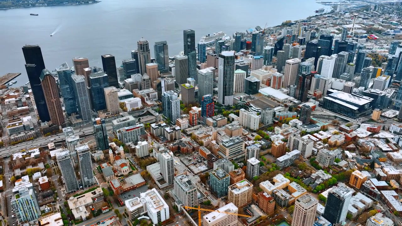 Arquitetura contemporânea no centro da moderna Seattle, Washington, EUA. Voo alto sobre o centro da cidade e o Lago Union.