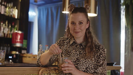 una mujer disfrutando de una copa en un bar.