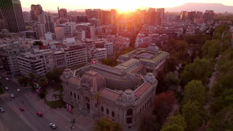 Goldene-Stunde-Sonnenaufgang-über-Santiago-Chile-City-Centre-Museum-Of-Fine-Arts-Luftdrohne-Fliegt-über-Innenstadtverkehr-Und-Stadtpark,-Parque-Forestal