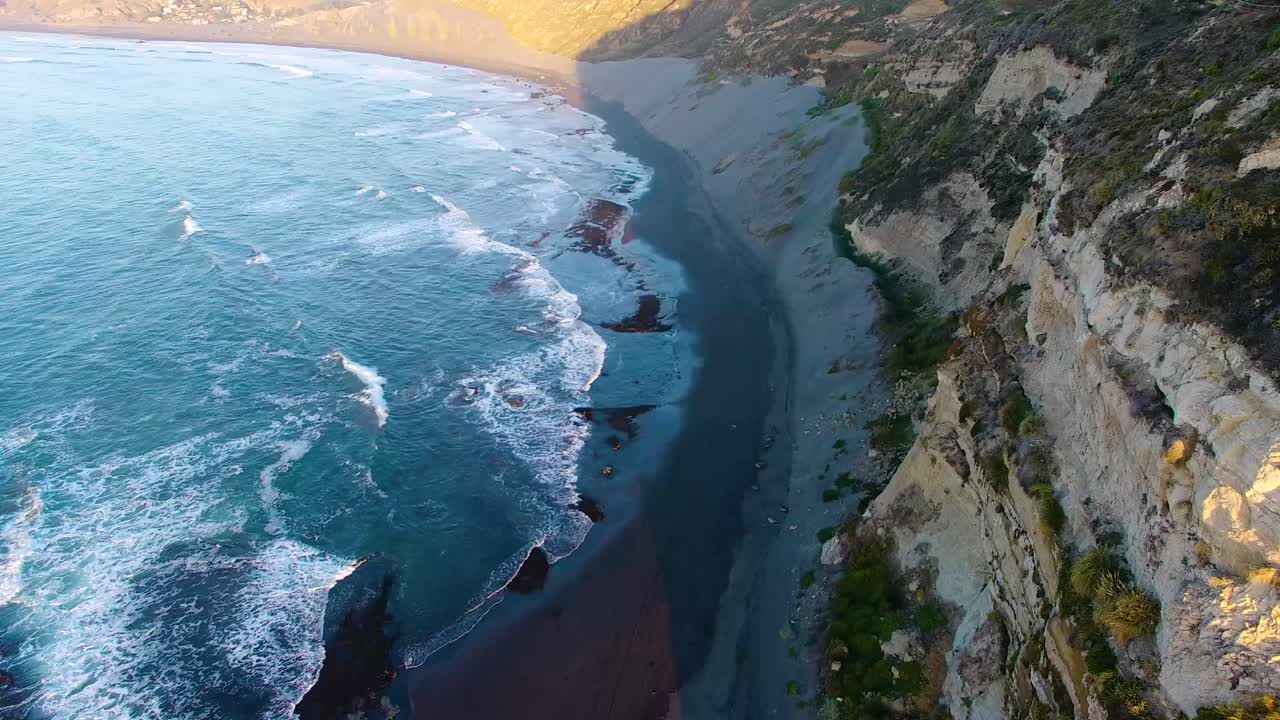 cerrando en la cordillera en la playa durante la puesta de sol en matanzas, región de navidad en el sur de chile