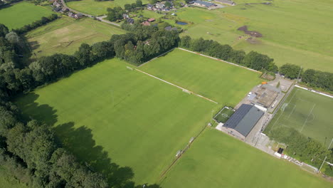 Antena-Del-Campo-De-Deportes-Del-Club-De-Fútbol-Local---Drone-Volando-Hacia-Atrás