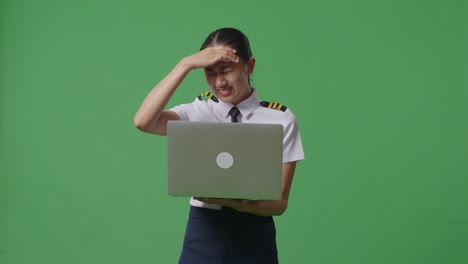 piloto molesto mirando una computadora portátil