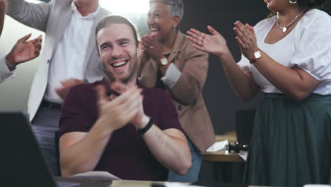 aplaudiendo, dando cinco y hombre de negocios en la computadora