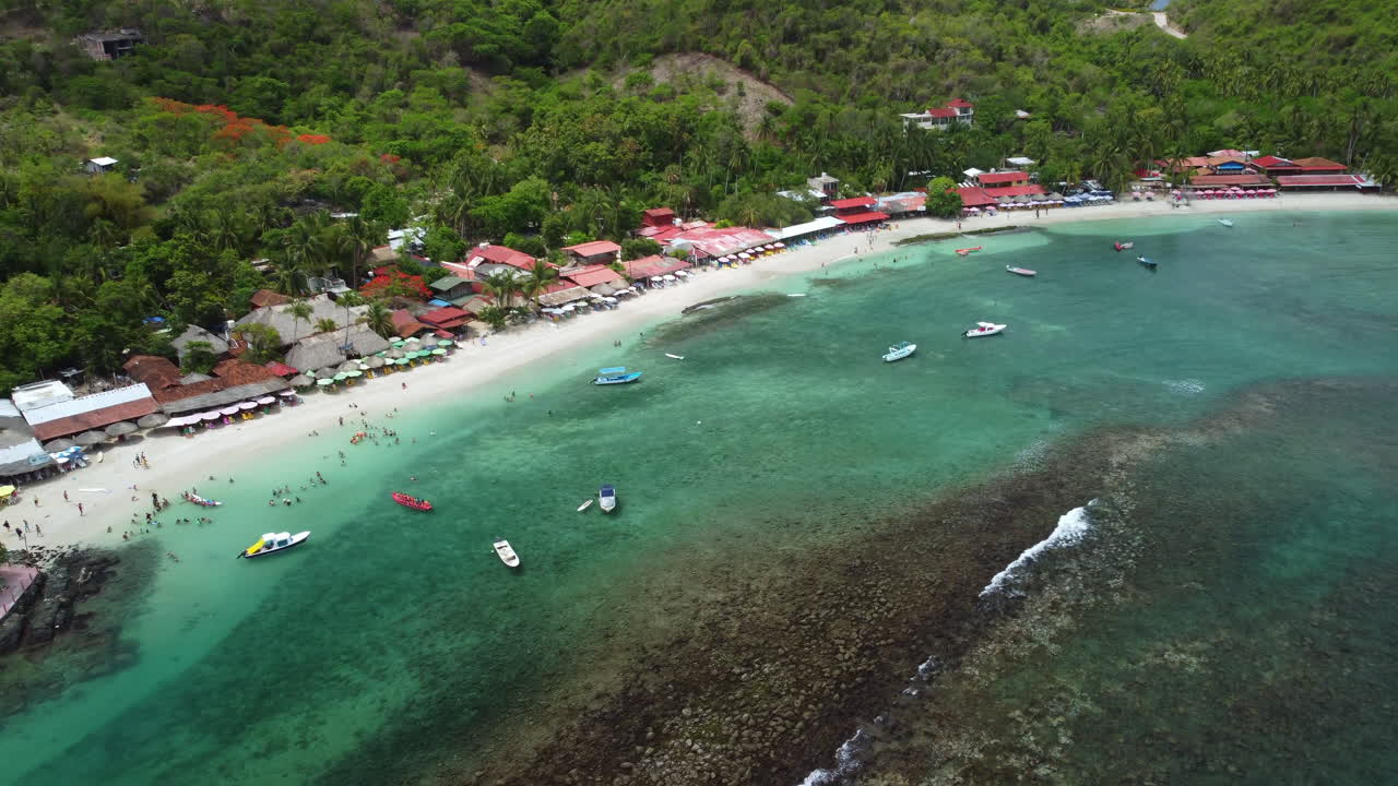 해변의 날 zihuatanejo 놀라운 물과 산