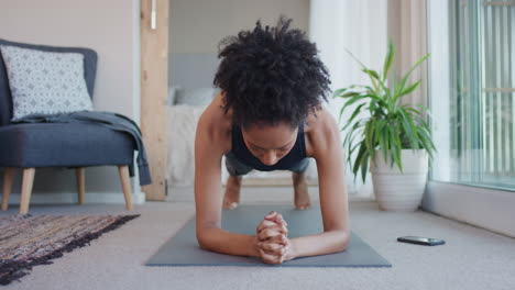 Mujer-Sana-Haciendo-Ejercicio-En-Casa-Practicando-En-La-Sala-De-Estar-Disfrutando-Del-Ejercicio-Físico-Matutino