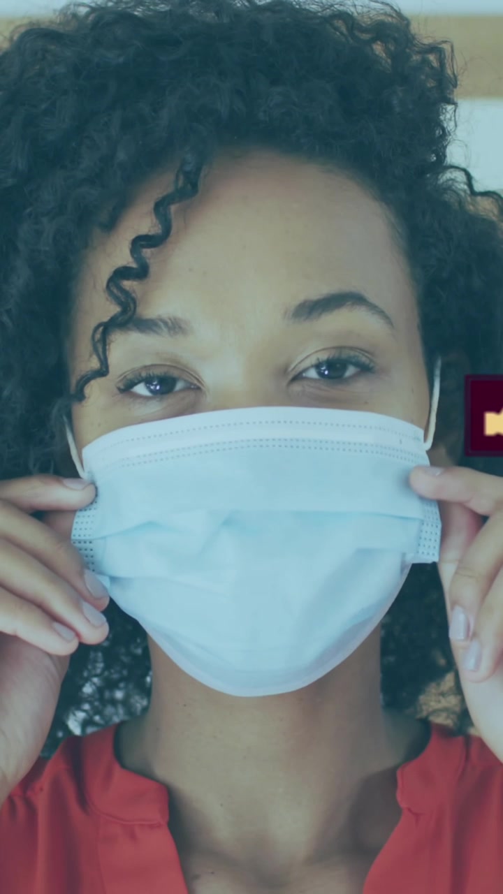 Animação de rede de conexões com ícones sociais e mulher no escritório usando máscaras.