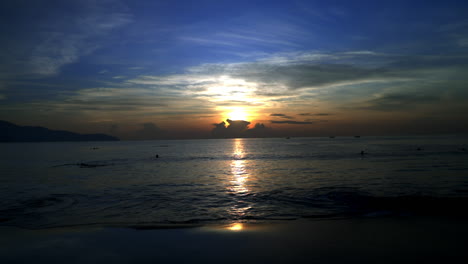 de pie y mirando el amanecer en da nang por la mañana