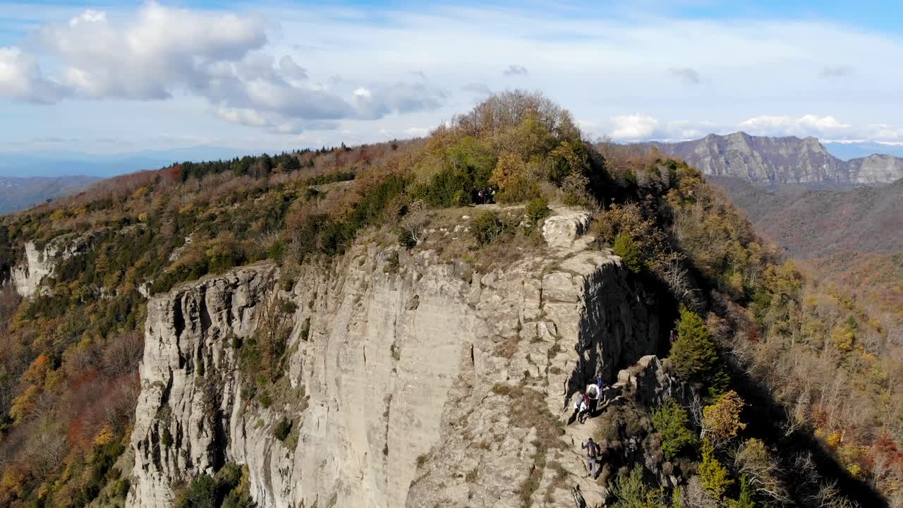 항공: 가을 시즌에 매우 좁은 산꼭대기를 따라 걷는 여러 등산객
