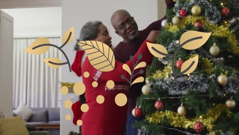 Animation-Eines-Weihnachtsmusters-über-Einem-Afroamerikanischen-Paar,-Das-Den-Weihnachtsbaum-Schmückt