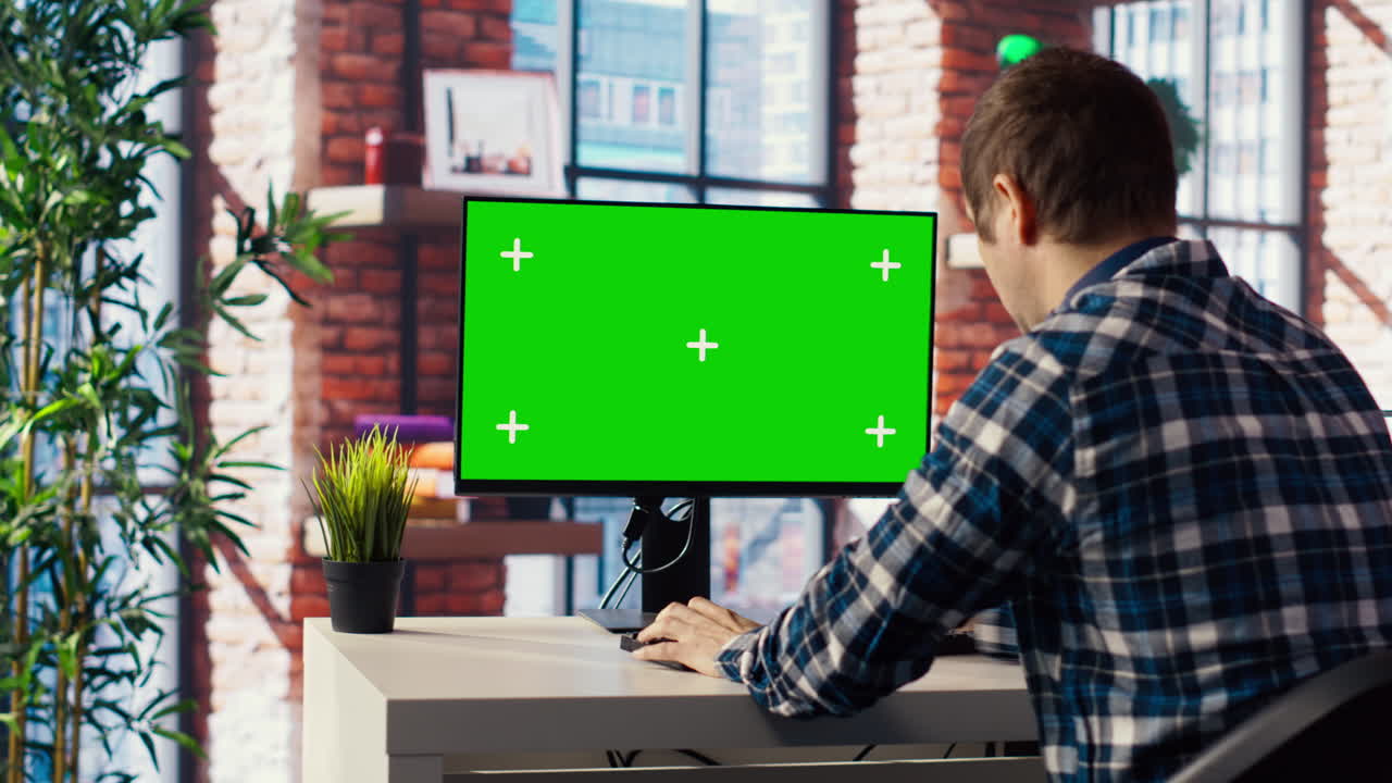 판매 보고서를 분석하기 위해 모 pc를 사용하는 아파트 홈 오피스의 원격 작업자