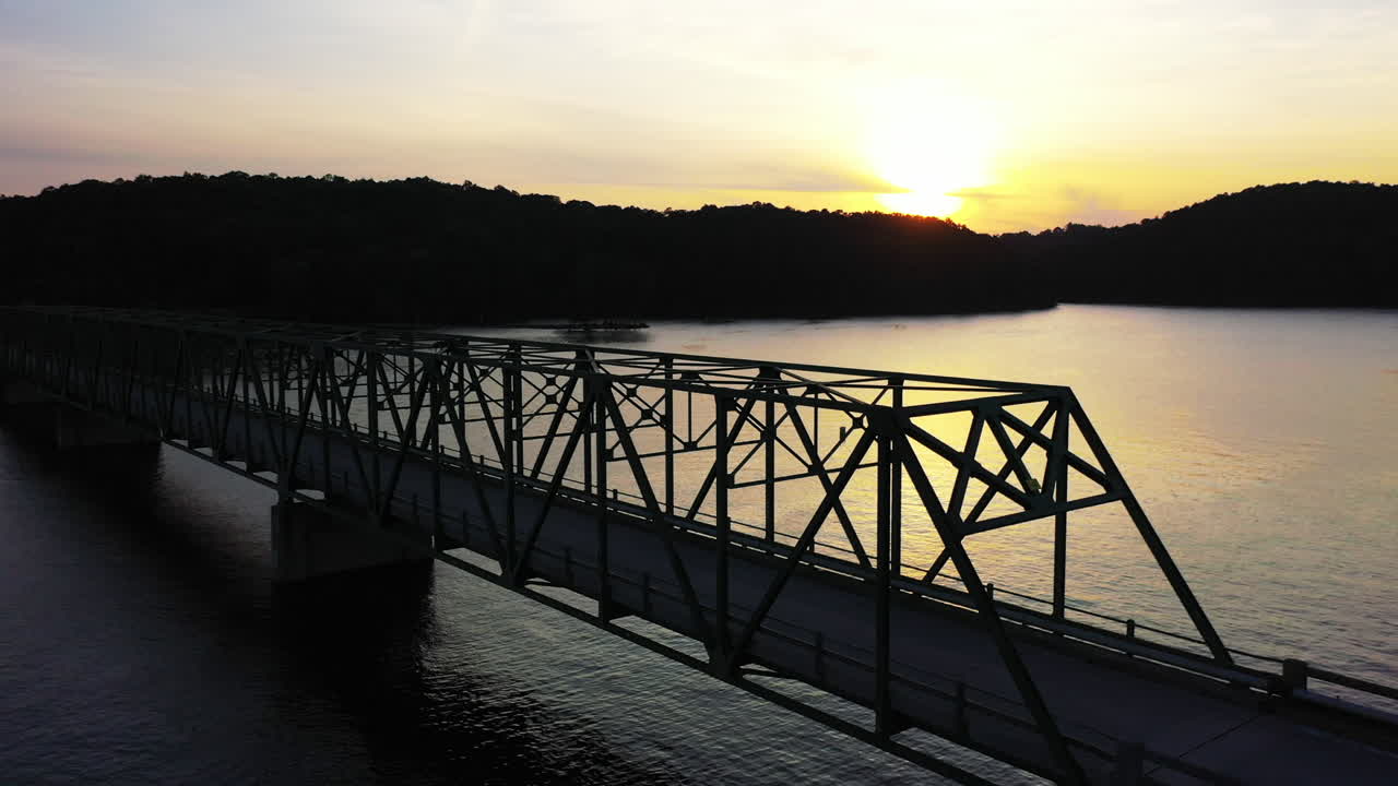Vista aerea di un tramonto romantico sopra il Lago Allatoona.