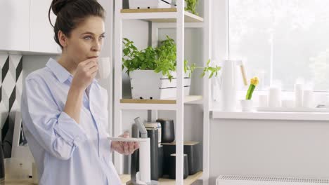 Retrato-De-Una-Mujer-Bebiendo-Café-Por-La-Mañana-En-Su-Cocina