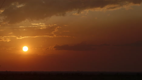 Puesta-De-Sol-Lenta-Nostálgica-De-Ensueño,-Con-Las-Nubes-Pasando-Parcialmente-Al-Atardecer-Hora-Dorada