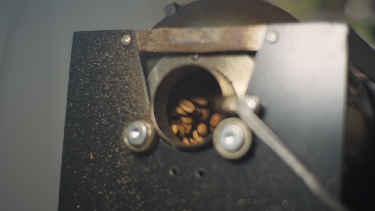 커피 기 오븐의 관찰 창은 원시 커피 콩을 한눈에 볼 수 있습니다.