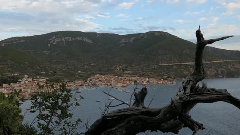 Mediterrane-Altstadt-Am-Meer-Und-In-Den-Bergen,-Komiza,-Insel-Vis,-Kroatien