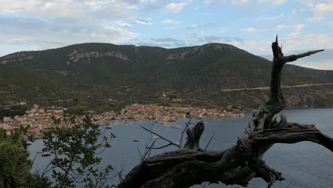 ciudad antigua mediterránea junto al mar y las montañas, komiza, isla de vis, croacia