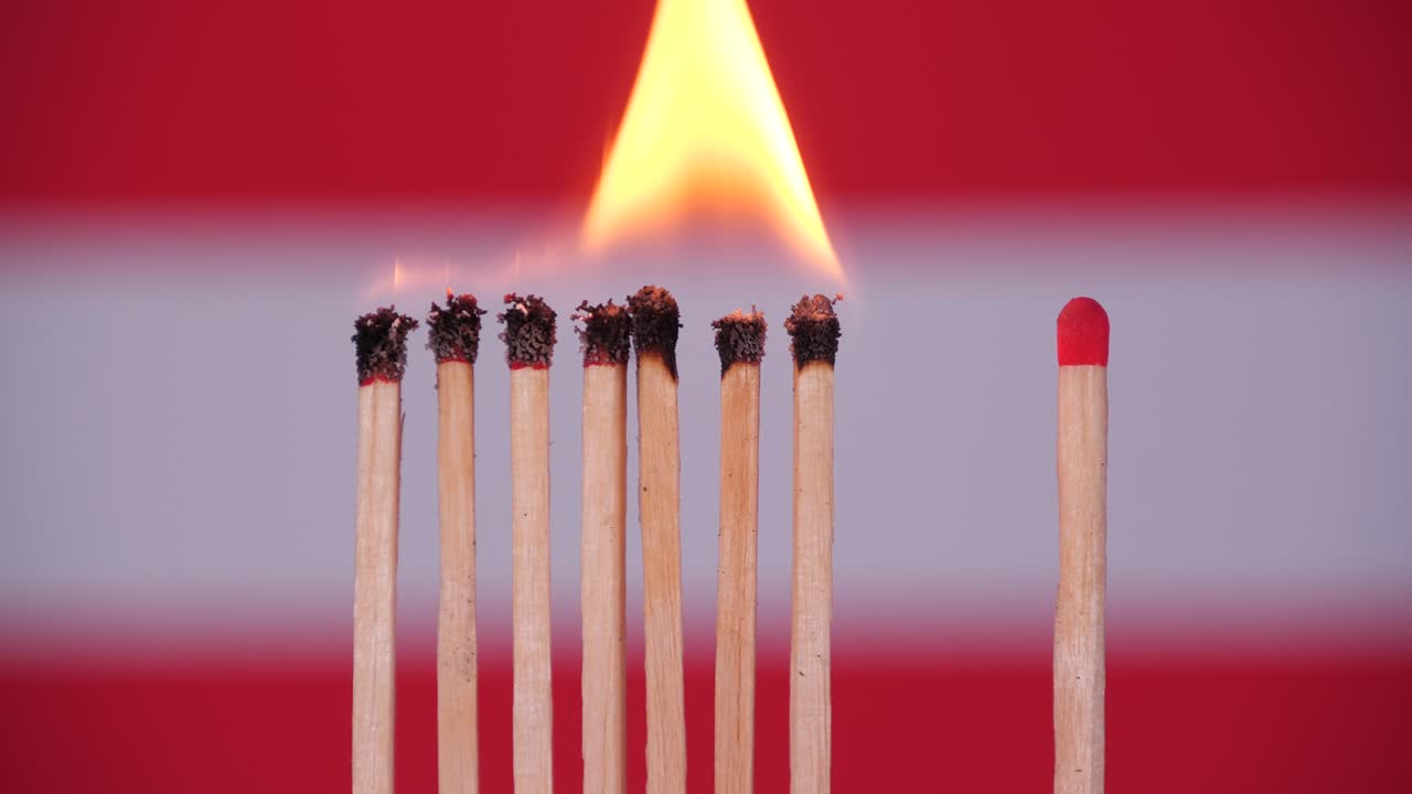 brote de coronavirus, distanciamiento social en austria. concepto: propagación de la epidemia, efecto dominó, covid-19, fósforos quemados aislados, detener la propagación del virus, mantener la cuarentena, bloqueo