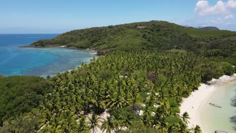 Prístina-Isla-Tropical-En-Fiji-Con-Impresionantes-Aguas-Turquesas,-Arrecifes-De-Coral,-Palmeras-Y-Playas-De-Arena-Blanca.